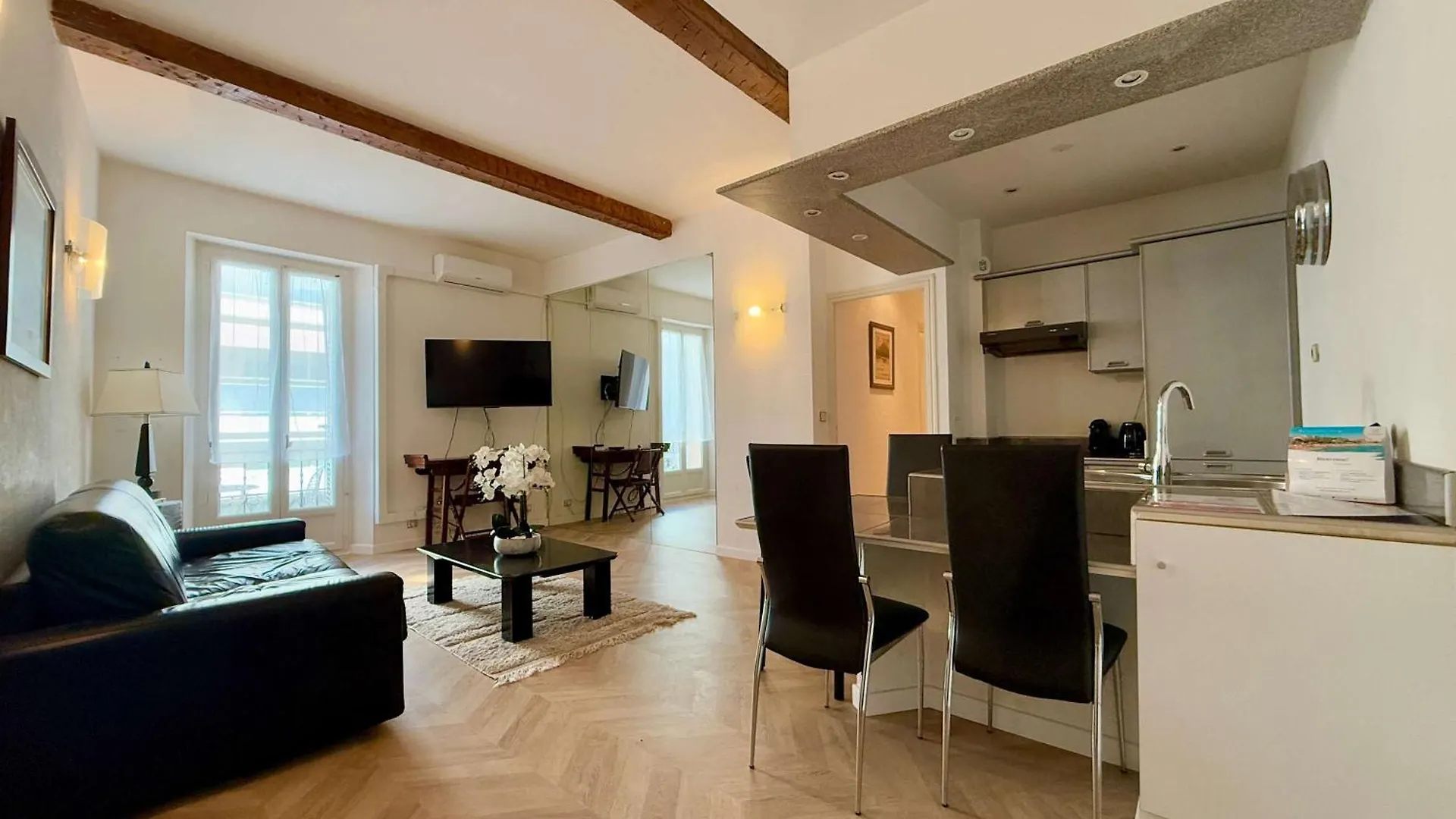 A025-Appartement 2 Chambres - Carre D'Or-Hyper Centre Cannes 0*,  Francia